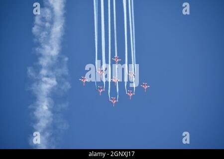 Srinagar, Kaschmir, Indien. September 2021. Militärflugzeuge der indischen Luftwaffe (IAF) fliegen während einer Flugschau, die die IAF am 26. September 2021 in Srinagar im indischen Kaschmir durchgeführt hat, über den Dhal-See. Die Veranstaltung fand nach 13 Jahren im Kaschmir-Tal statt und wurde von Einheimischen und Studenten besucht. Die Straße nach Mughal Gardens wurde am 25. Und 26. September für die öffentliche Bewegung gesperrt (Bildquelle: © Muzamil MATtoo/IMAGESLIVE via ZUMA Press Wire) Stockfoto