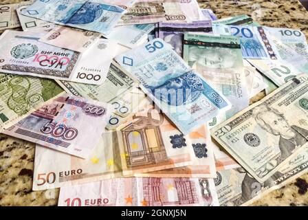 Eine Mischung aus verschiedenen Währungen, Rubel, Dollar und Euro. Stockfoto