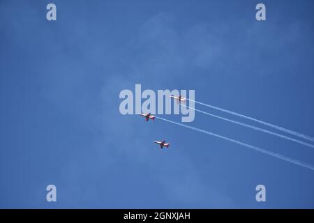 Srinagar, Kaschmir, Indien. September 2021. Militärflugzeuge der indischen Luftwaffe (IAF) fliegen während einer Flugschau, die die IAF am 26. September 2021 in Srinagar im indischen Kaschmir durchgeführt hat, über den Dhal-See. Die Veranstaltung fand nach 13 Jahren im Kaschmir-Tal statt und wurde von Einheimischen und Studenten besucht. Die Straße nach Mughal Gardens wurde am 25. Und 26. September für die öffentliche Bewegung gesperrt (Bildquelle: © Muzamil MATtoo/IMAGESLIVE via ZUMA Press Wire) Stockfoto