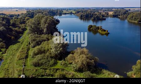 Luftaufnahme eines Gravel Pit Lake, am Little Stour River, in der Nähe von Wickhambreaux, Kent Stockfoto