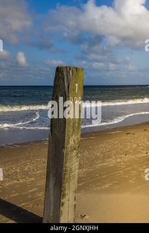 Den Helder, Niederlande. August 2021. Der erste Strandposten am Strand von Den Helder. Hochwertige Fotos Stockfoto