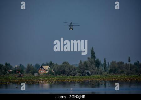 Srinagar, Kaschmir, Indien. September 2021. Militärflugzeuge der indischen Luftwaffe (IAF) fliegen während einer Flugschau, die die IAF am 26. September 2021 in Srinagar im indischen Kaschmir durchgeführt hat, über den Dhal-See. Die Veranstaltung fand nach 13 Jahren im Kaschmir-Tal statt und wurde von Einheimischen und Studenten besucht. Die Straße nach Mughal Gardens wurde am 25. Und 26. September für die öffentliche Bewegung gesperrt (Bildquelle: © Muzamil MATtoo/IMAGESLIVE via ZUMA Press Wire) Stockfoto