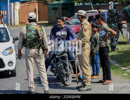 Srinagar, Kaschmir, Indien. September 2021. Die indischen Streitkräfte bleiben während der Beschränkungen der öffentlichen Bewegung um den Dhal-See wachsam, bevor die IAF am 26. September 2021 in Srinagar, im indischen Kaschmir, Flugschau durchgeführt hat. Die Veranstaltung fand nach 13 Jahren im Kaschmir-Tal statt und wurde von Einheimischen und Studenten besucht. Die Straße nach Mughal Gardens wurde am 25. Und 26. September für die öffentliche Bewegung gesperrt (Bildquelle: © Muzamil MATtoo/IMAGESLIVE via ZUMA Press Wire) Stockfoto