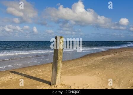 Den Helder, Niederlande. August 2021. Der erste Strandposten am Strand von Den Helder. Hochwertige Fotos Stockfoto