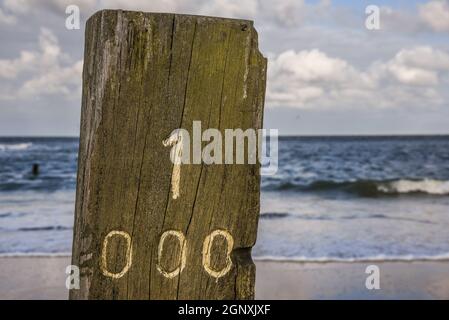 Den Helder, Niederlande. August 2021. Der erste Strandposten am Strand von Den Helder. Hochwertige Fotos Stockfoto