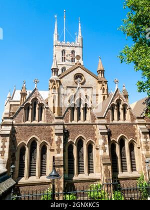 Southwark Cathedral an der London Bridge London England Großbritannien gebaut um 666AD umgebaut in einem normannischen gotischen Stil in 1206AD und Ist eine beliebte Reise destinati Stockfoto