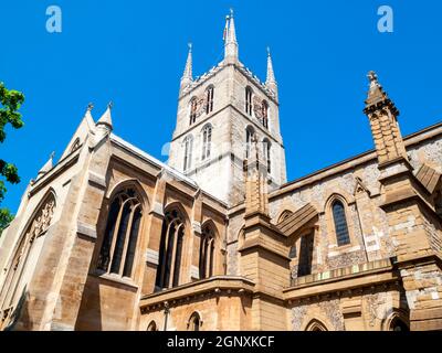 Southwark Cathedral an der London Bridge London England Großbritannien gebaut um 666AD umgebaut in einem normannischen gotischen Stil in 1206AD und Ist eine beliebte Reise destinati Stockfoto