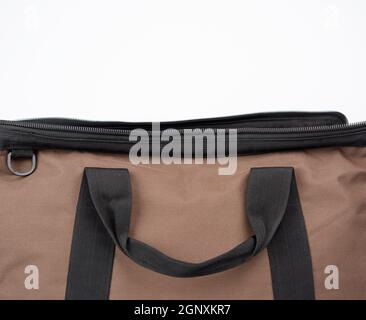 Offene braune Textil-Reisetasche mit Griffen auf weißem Hintergrund Stockfoto
