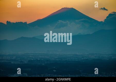 Abenddämmerung und der Fuji-Berg, der vom Yokohama Landmark Tower aus zu sehen ist. Drehort: Präfektur kanagawa, Yokohama-Stadt Stockfoto