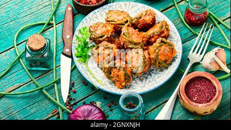 Fleischbällchen in Tomatensauce mit Spargelbohnen auf Holztisch Stockfoto