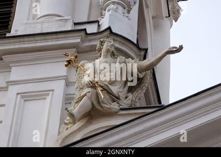 Engel auf dem Portal der Mariahilf Kirche in Graz, Steiermark, Österreich Stockfoto