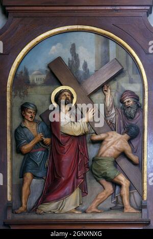 2. Kreuzweg erhält Jesus sein Kreuz, Basilika des Heiligen Herzens Jesu in Zagreb, Kroatien Stockfoto