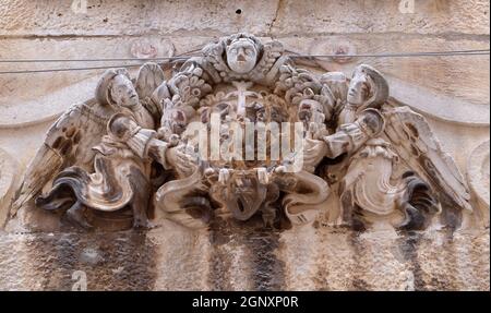 Engel auf der Fassade des Hauses in Dubrovnik, Kroatien Stockfoto