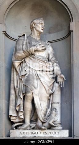 Amerigo Vespucci in den Nischen der Uffizien Kolonnade. Die erste Hälfte des 19. Jahrhunderts von 28 Statuen von berühmten Menschen in Floren besetzt waren Stockfoto