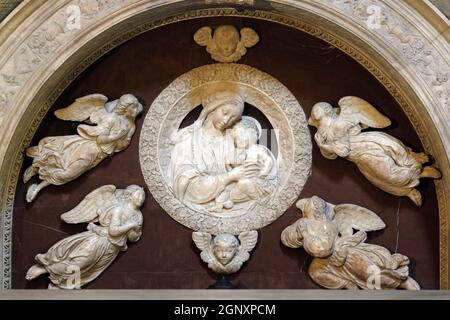 Madonna mit vier Engeln, Grab von Filippo Strozzi, Marmor, von Benedetto da majano, Santa Maria Novella Principal dominikanische Kirche in Florenz, Italien Stockfoto