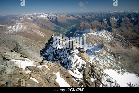Herrliche Aussicht vom höchsten Gipfel Österreichs. Atemberaubendes Foto vom Großglockner, dem höchsten Berg Österreichs. Stockfoto
