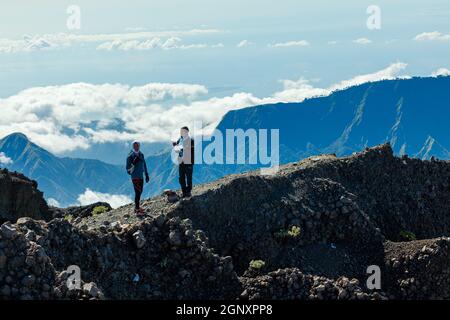 MOUNT-RINJANI-NATIONALPARK - INDONESIEN - 23. JULI 2016:zwei Männer stehen am 23. Juli 2016 in Lombok, Indonesien, auf der felsigen Oberfläche des Mount Rinjani Stockfoto