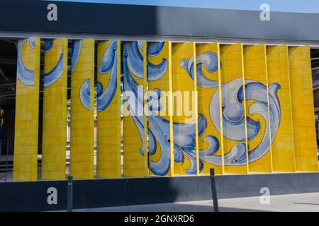 TALAVERA DE LA REINA, SPANIEN - 31. Jul 2021: Nahaufnahme einer schönen Kachel von Talavera de la Reina in Spanien Stockfoto