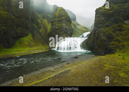 Schöne Luftaufnahme der Stjornarfoss Wasserfälle in der Sommersaison. Island Stockfoto