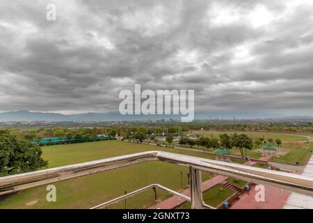 Luftaufnahme eines Parks auf dem Hintergrund des Stadtbildes von Islamabad Stockfoto