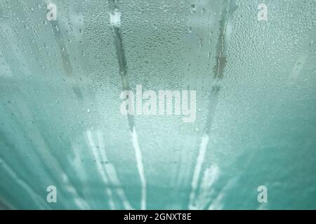 Helle graue Farbe glasige Textur, mit Wassertropfen darauf. Wassertropfen glasiger Hintergrund Stockfoto