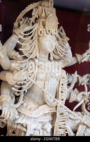 Statue der Göttin Durga im Prince of Wales Museum, das heute als Chhatrapati Shivaji Maharaj Museum in Mumbai, Indien bekannt ist, ausgestellt Stockfoto
