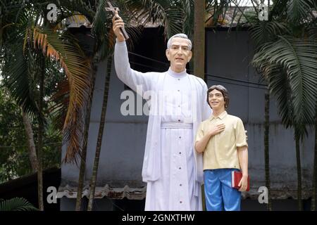 Denkmal für den kroatischen Jesuitenmissionar Ante Gabric vor der katholischen Kirche in Kumrokhali, Westbengalen, Indien Stockfoto