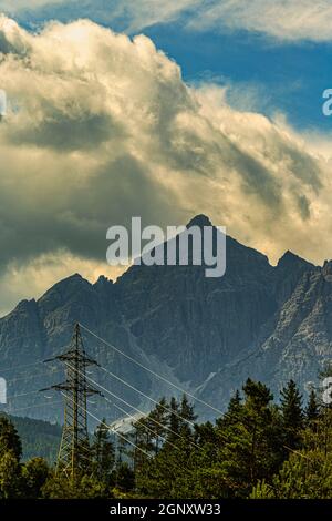 Gipfel und Gebirgszüge der Alpen an der Grenze zwischen Italien und Österreich. Brennerpass, Italien, Europa Stockfoto