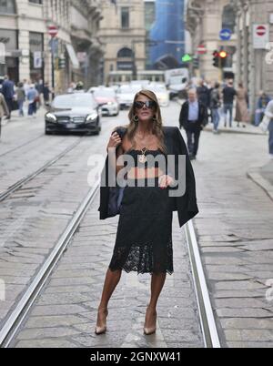 Anna dello Russo posiert vor der Modenschau Ermanno Scervino während der Herbst/Winter Kollektionen der Milano Fashion Week 2021/2020 für Fotografen Stockfoto