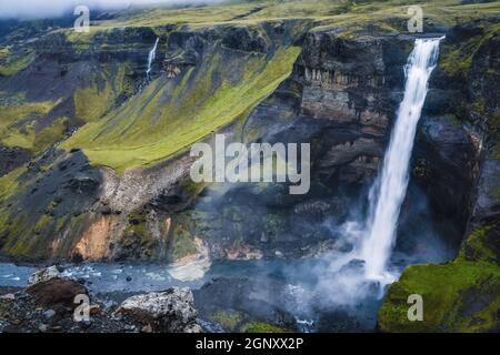 Dramatische Landschaft mit epischem Haifoss-Wasserfall im Landmannalaugar Canyon, Island Stockfoto