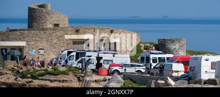 Ein Panoramabild eines kompletten Parkplatzes auf Towan Head in der Sommerferiensaison in Newquay in Cornwall. Stockfoto