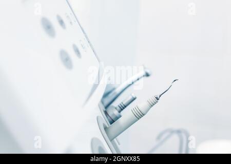 Zahnärztliche Ausrüstung in der Zahnarztpraxis. Dentalinstrumente mit Kopierraum. Stockfoto