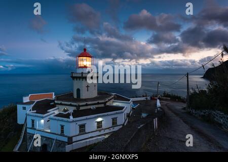 Leuchtturm Arnel bei Nordeste auf der Insel Sao Miguel, Azoren, Portugal Stockfoto