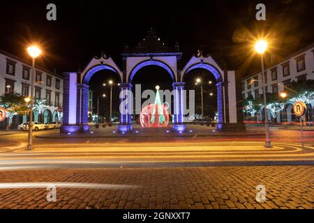 SAO MIGUEL AZOREN PORTUGAL am 25. November 2019: Nachtaufnahme in Ponta Delgada auf der Insel Sao Miguel Azoren archipielago Portugal. Der historische Eingang Stockfoto