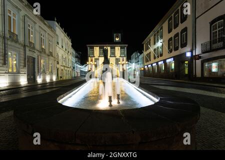 SAO MIGUEL AZOREN PORTUGAL am 25. November 2019: Nachtaufnahme in Ponta Delgada auf der Insel Sao Miguel Azoren archipielago Portugal. Brunnendetails. Stockfoto