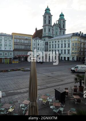 Hauptplatz mit altem Dom und Restaurantterrasse -Linz Stockfoto