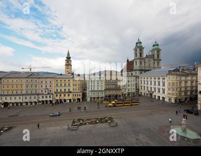 Hauptplatz mit Hausarchitektur-Häusern, altem Dom. Und Sightseeing-Tour Bus - Linz Stockfoto