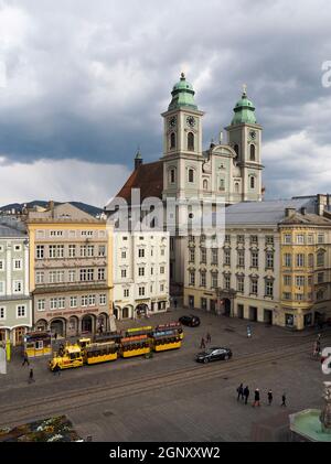 Hauptplatz mit altem Dom und Sightseeing-Tour Bus - Linz Stockfoto