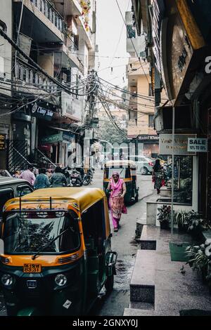 Ein Rikscha-Taxi befindet sich an einer belebten Straße in Delhi, Indien Stockfoto