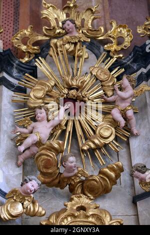 Das heilige Herz Jesu, umgeben von Engeln, Altar in der Pfarrkirche der Unbefleckten Empfängnis der Jungfrau Maria in Lepoglava, Kroatien Stockfoto