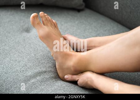 Frau Gefühl Achillesferse Schmerzen im Bett Stockfoto