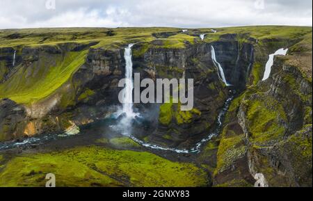 Dramatische Landschaft mit epischem Haifoss-Wasserfall im Landmannalaugar Canyon, Island. Luftpanoramic Drohne Ansicht Stockfoto