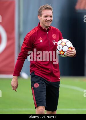 München, Deutschland. September 2021. Fußball, Champions League, Gruppenphase, FC Bayern München - Dynamo Kiew, Abschlusstraining FC Bayern, Trainingsgelände Säbener Straße: Trainer Julian Nagelsmann aus München in Aktion. Quelle: Sven Hoppe/dpa/Alamy Live News Stockfoto