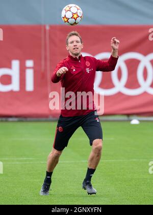 München, Deutschland. September 2021. Fußball, Champions League, Gruppenphase, FC Bayern München - Dynamo Kiew, Abschlusstraining FC Bayern, Trainingsgelände Säbener Straße: Trainer Julian Nagelsmann aus München in Aktion. Quelle: Sven Hoppe/dpa/Alamy Live News Stockfoto