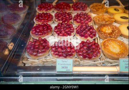 Lokalen Patiserie in Paris zeigt die typisch französisches Gebäck: Himbeer Kuchen Stockfoto