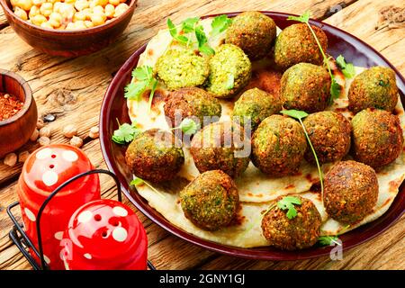 Falafel frittierte Kugeln aus Kichererbsen.frisch vegetarische Falafel Stockfoto