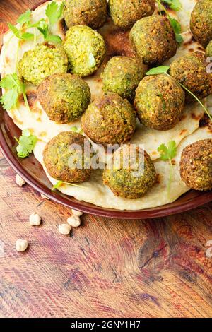 Frittierte Falafel-Kugeln aus gehackten Hülsenfrüchten oder Kichererbsen Stockfoto