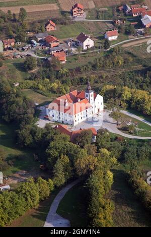 Pfarrkirche unserer lieben Frau vom Schnee und Pauline Kloster in Kamensko, Kroatien Stockfoto