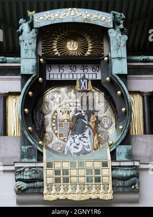 Detail von der berühmten Jugendstil Ankeruhr in Wien Stockfoto