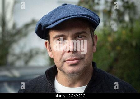 Porträt eines gut aussehenden Mannes mit flacher Kappe Stockfoto